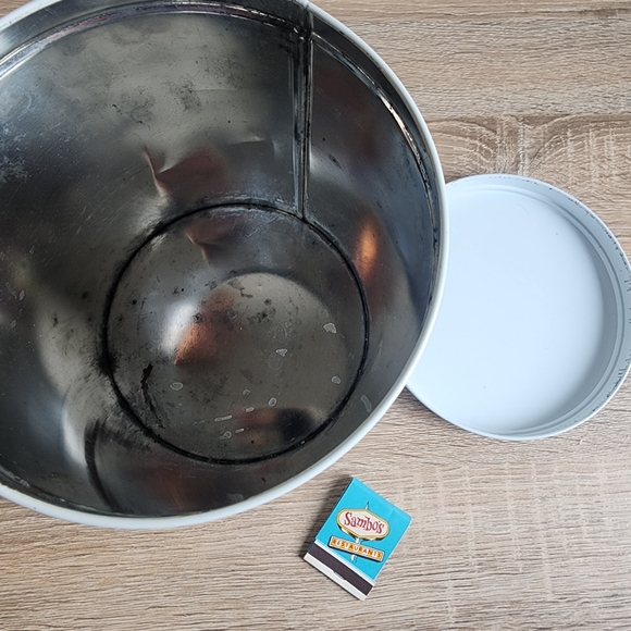 VINTAGE Pennsylvania Dutch Amish White Schoolyard Round Tin Lidded Canister - Picture 9 of 11